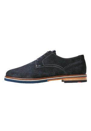 Chaussure habillée à lacets pour homme en daim gris foncé avec semelle superposée marron et bleue contrastée, couture visible et talon bas.
