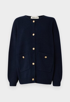 Marineblå cardigan med rund halsudskæring, ribbede manchetter og to forlommer. Har guldknapper og en tekstureret strikstof.