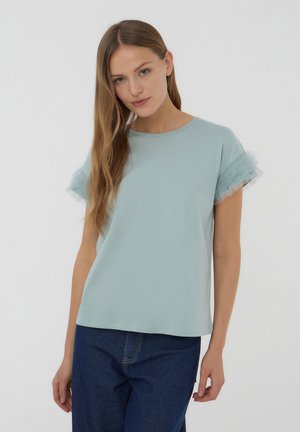 Maglietta a maniche corte azzurro chiaro con morbidi dettagli in tulle arricciato sulle maniche. Realizzata in un tessuto liscio, presenta un colletto rotondo e una vestibilità comoda.