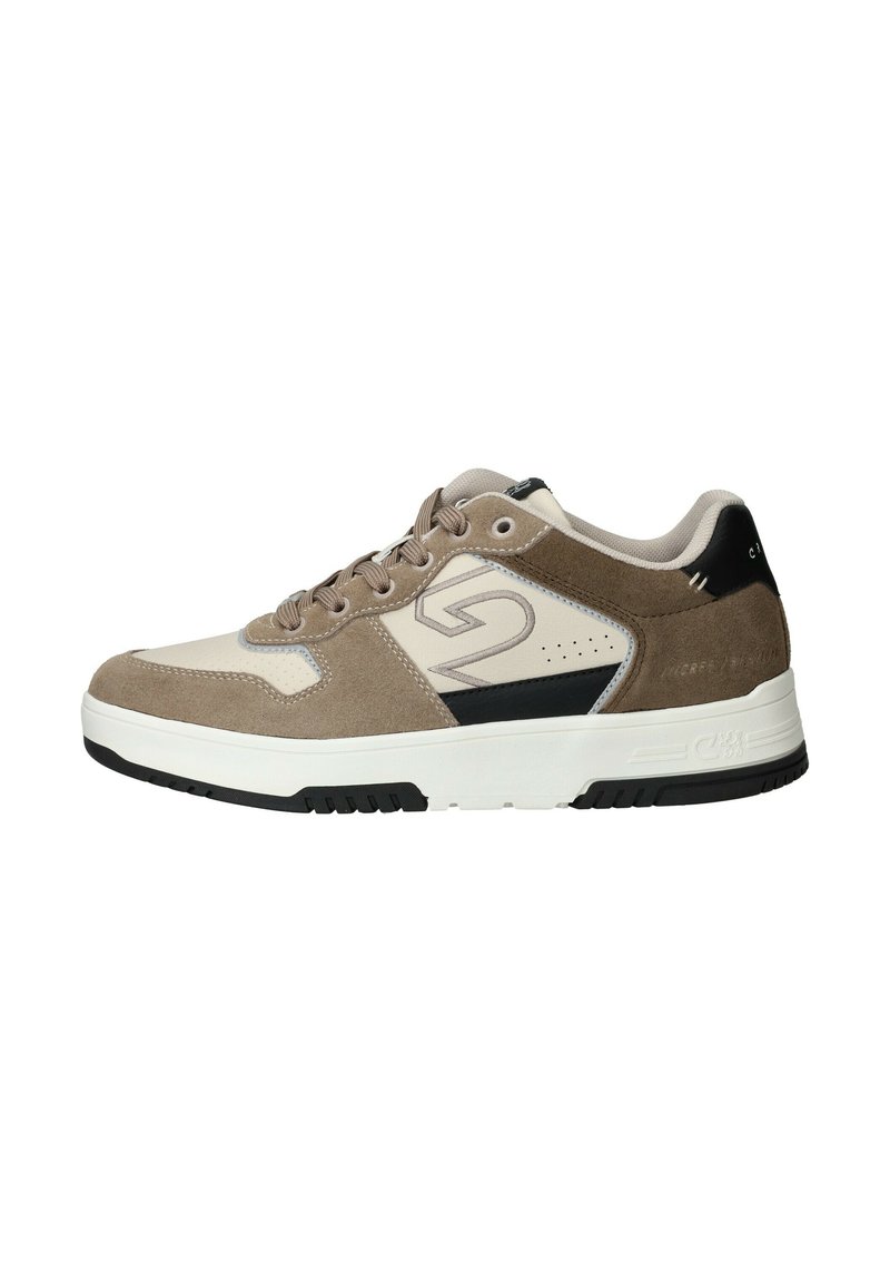 Braune und beige Sneaker aus Wildleder und Leder mit einer Mesh-Zunge, einem Logo-Highlight und einer Gummisohle mit schwarzen Details.