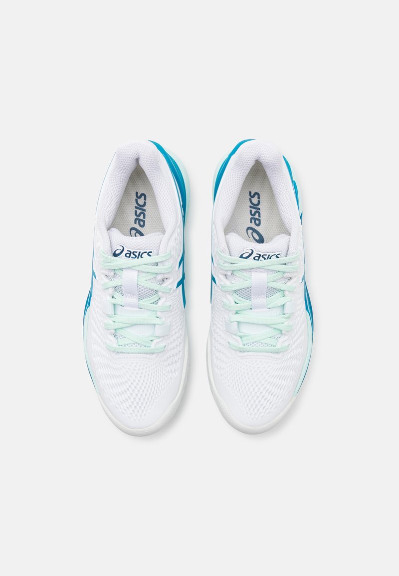 Scarpe sportive bianche con tomaia in rete, accenti turchesi e lacci verde chiaro. Presentano una suola imbottita e un logo sulla linguetta.