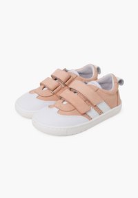 Sneakers per bambini rosa chiaro e bianchi con doppi strap in Velcro, tessuto testurizzato, suole in gomma bianca liscia e un design laterale con strisce.