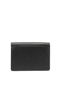 Cartera de cuero negra con una superficie texturizada, forma rectangular y detalles de costura sutiles. Diseño minimalista sin hardware visible.