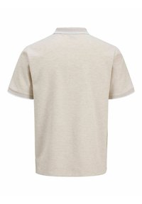 Beež lühikeste varrukatega polo-särk soonilise tekstuuriga, lameda krae ja valgete ääristega varrukatel ja krael, näidatud tagantpoolt.