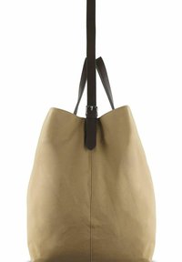 Borsa in tela beige con una forma morbida e affusolata. Il manico in pelle marrone scuro e i dettagli della fibbia arricchiscono il design della borsa. Texture liscia.