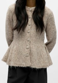 Knapped cardigan i lysebeige uldblanding med tekstureret finish, peplumkant og rund halsudskæring, med stofbetrukne knapper.