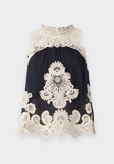 Top senza maniche blu navy con intricati dettagli in pizzo avorio al collo e all'orlo, caratterizzato da motivi floreali e paisley in tutta la lunghezza.