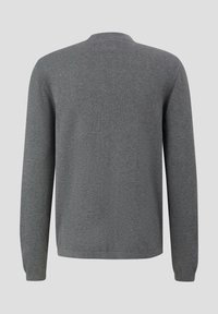 Pull en maille gris à manches longues, avec un col rond et une texture lisse. Couleur unie, sans motifs ni accents.