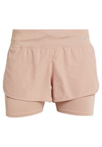 Spodenki Nike w jasnoróżowym kolorze, wykonane z gładkiego materiału. Wyposażone w dopasowaną wewnętrzną warstwę oraz zewnętrzną z perforowanymi detalami.