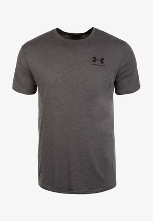 Ciemnoszary t-shirt Under Armour z krótkim rękawem i okrągłym dekoltem, z czarnym logo i nazwą marki na lewej piersi.
