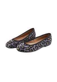 Zapatos planos de tela gris con estampado de leopardo en negro y oliva. Puntera redondeada, ribete negro a lo largo de la abertura y suela baja y plana.