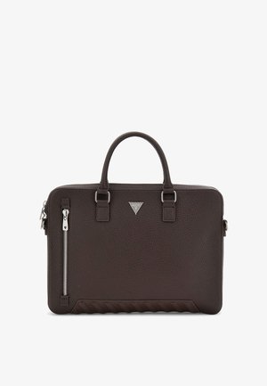 Dunkelbraune Lederaktentasche mit einer genarbten Oberfläche, oberen Griffen, abnehmbarem Schultergurt, vorderer Reißverschlusstasche und Logo-Akzent.