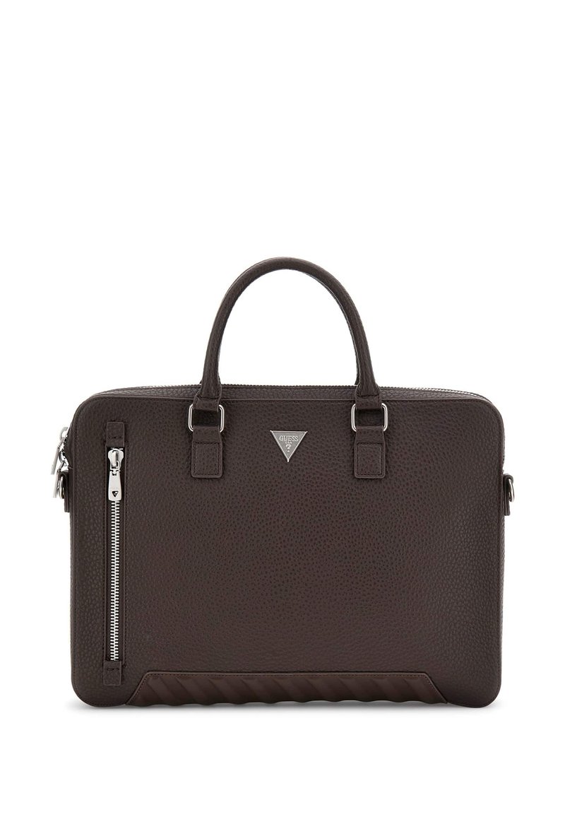 Dunkelbraune Lederaktentasche mit einer genarbten Oberfläche, oberen Griffen, abnehmbarem Schultergurt, vorderer Reißverschlusstasche und Logo-Akzent.
