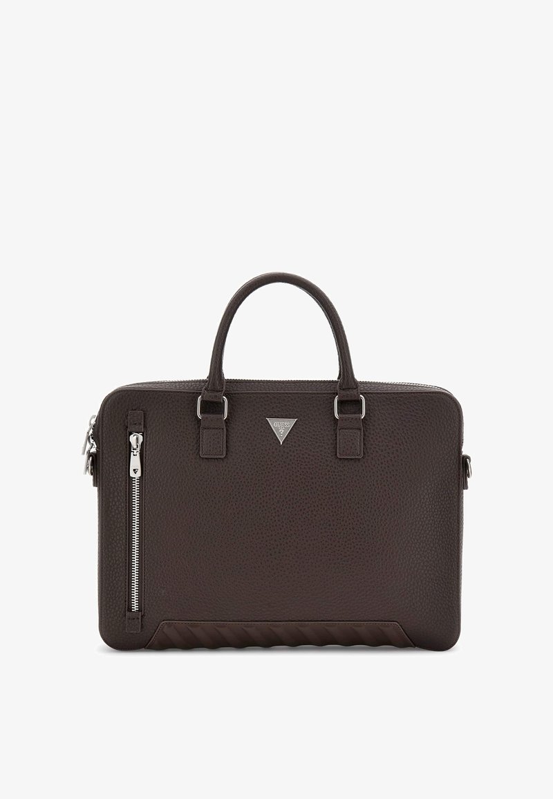 Dunkelbraune Lederaktentasche mit einer genarbten Oberfläche, oberen Griffen, abnehmbarem Schultergurt, vorderer Reißverschlusstasche und Logo-Akzent.