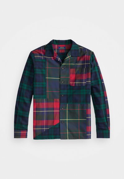 Langsleeve blouse met een patchworkontwerp in verschillende ruitpatronen; marineblauw, groen, rood en geel; knoopsluiting; één borstzak.
