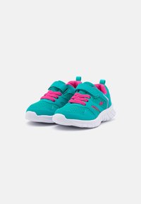 Baskets de sport turquoise avec lacets et accents roses. Comprend une tige en mesh, une sangle Velcro et une semelle en caoutchouc blanc flexible.