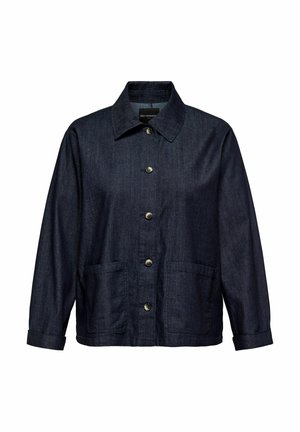 Ciemnoniebieska kurtka dżinsowa z długimi rękawami, dużymi przednimi kieszeniami, zapięciem na guziki i klasycznym kołnierzem, prezentowana na białym tle.