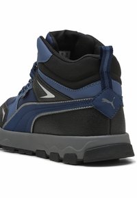 Buty trekkingowe w kolorze niebieskim i czarnym, wykonane z syntetycznego materiału. Posiadają teksturowaną powierzchnię, szare akcenty, wyściełany kołnierz oraz gumową podeszwę.