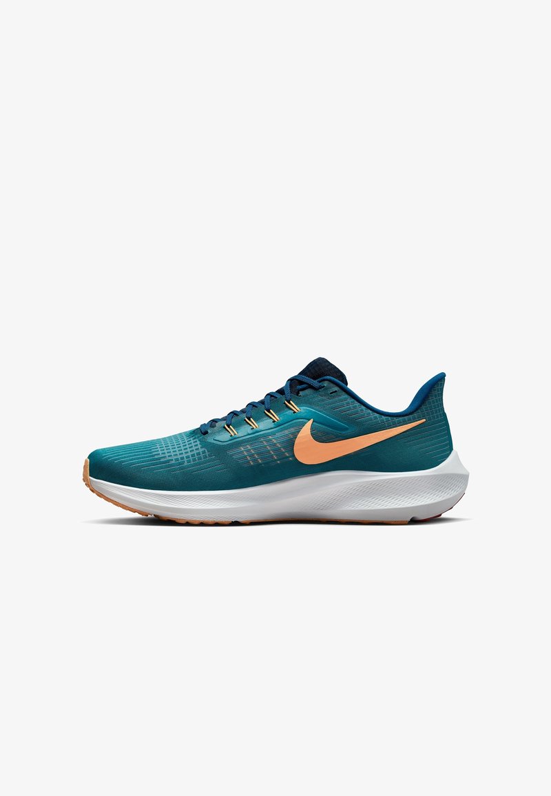 Zapatilla de running de Nike en azul verdoso y navy con logo naranja. Presenta una parte superior de malla, media suela acolchada y suela de goma con agarre texturizado.