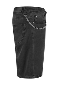 Zwarte denim shorts met een rechte snit, voorzien van een zilveren kettingaccent aan de zijkant en logo branding op de tailleband.