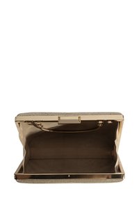 Handtas met metalen sluiting, voorzien van een gestructureerde gouden buitenkant en een gladde beige binnenkant. Binnenin bevindt zich een elegante kettinghengsel en een ruime opbergvak.