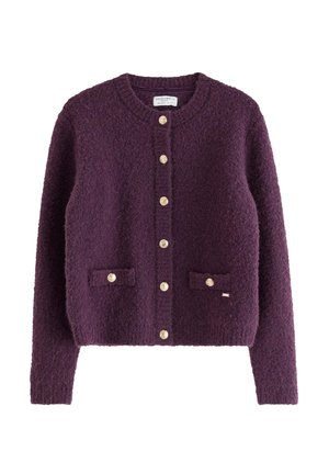 Cardigan viola peloso con scollatura rotonda, chiusura frontale a bottoni, due tasche a toppa e bottoni dorati per un tocco in più.