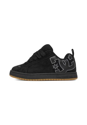 Niskie czarne zamszowe sneakersy z grubymi czarnymi sznurowadłami, gumową podeszwą i dużym szarym logo DC po boku.