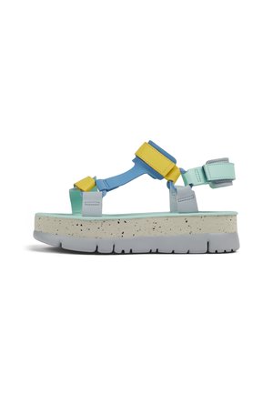 Sandali con piattaforma caratterizzati da una combinazione di cinturini blu, gialli e menta, con una suola beige maculata e una base in gomma grigia. Inclusi cinturini regolabili.