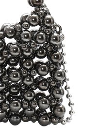 Metallische Perlen-Handtasche aus sphärischen, glänzenden Perlen in einem geometrischen Muster, mit einem silbernen Kettenriemen zum Tragen.