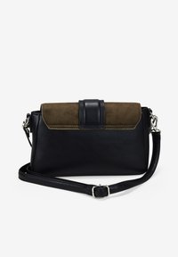 Bolso de cuero negro y gamuza oliva con cierre de solapa, correa ajustable y un acabado suave. Se aprecian acentos metálicos plateados.