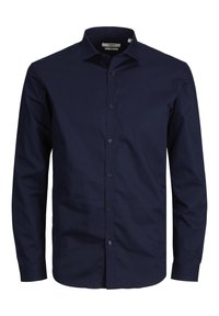 Camisa abotonada azul marino con textura suave, mangas largas, cuello abierto y dobladillo curvado. Cuenta con cinco botones en la parte delantera.