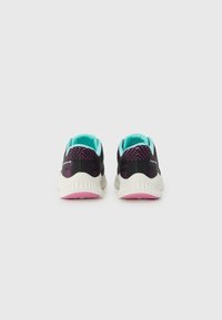 Sorte svarte joggesko med mesh-overdel, turkise detaljer og rosa yttersåle. Har teksturert design og fleksibel hvit mellomsåle.
