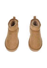 Stivaletti in suede di colore tan chiaro con una morbida fodera. Presentano una punta arrotondata e un'etichetta per una facile calzata. Suola in gomma per una migliore aderenza.