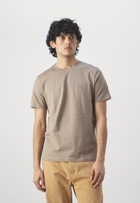 BOSS TALES - Jednoduché tričko - open brown