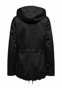 Jachetă impermeabilă neagră cu glugă, având talie strâmtă, manșete elastice și șnururi reglabile la tiv pentru o fixare sigură.