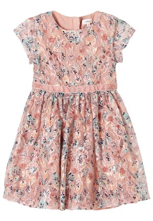 Różowa sukienka w kwiaty z krótkimi rękawami, teksturowaną tkaniną, kwiatowym wzorem w pastelowych kolorach oraz talią podkreśloną satynową wstążką.
