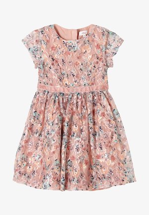 Vestido floral rosa con mangas cortas, tela texturizada, patrón floral en colores pastel y una línea de cintura acentuada con una cinta de satén.