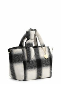 Weiche Stoffhandtasche mit schwarz-weißem Karomuster, geknoteten Griffen und einem kleinen goldfarbenen Kettentag an der Seite.