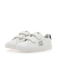 Zapatillas de cuero vegano blanco con dos correas de Velcro, suela de goma y un detalle del logo azul en el costado. Punta redondeada y suela texturizada.