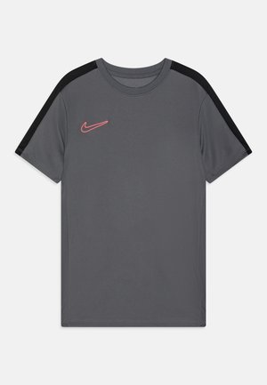 Camiseta de manga corta gris con paneles negros, con un logo de Nike rosa en el pecho y un cuello redondo. Fabricada en tejido ligero.