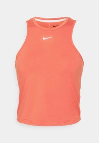 Top atlético sin mangas en un vibrante color coral, con un escote redondeado y un pequeño logo de Nike en negro en la parte superior central. Acabado de tela suave.