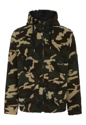 Chaqueta de forro polar con capucha en camuflaje verde y beige, con cremallera. Presenta un tejido texturizado y cordones negros. Material suave y cálido.