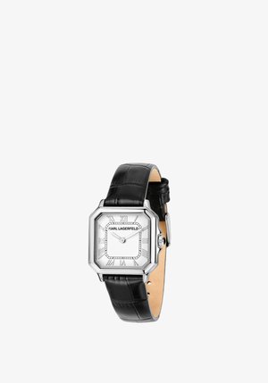 Montre-bracelet carrée en argent avec cadran blanc, chiffres romains noirs, aiguilles des heures et des minutes noires, et bracelet en cuir noir.