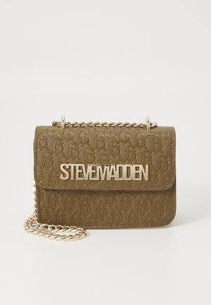 Geantă de mână verde măsliniu cu un model de logo embossat, accesorii de culoare aurie și un bretele din lanț; formă rectangulară cu închidere tip clapetă.