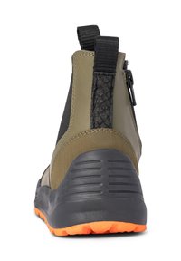 Ankelhöga skor med olivgrön ovandel, svarta textilpartier, strukturerad baksida och klar orange sula för bättre grepp.