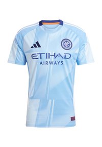 Jersey deportivo de color azul claro con cuello redondo, mangas cortas, rayas diagonales y el logo del New York City Football Club.