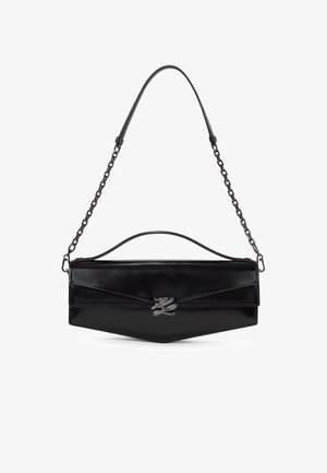 Borsa in pelle nera con patta angolare, chiusura con logo "K" in argento, manico superiore e tracolla a catena staccabile.