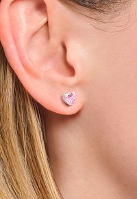 Herzförmige rosa Edelstein-Steckerohrringe mit silberfarbener Metallfassung. Nahaufnahme zeigt die Klarheit und Brillanz des Edelsteins.