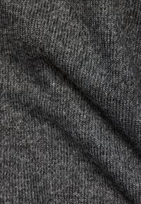 Grau strukturiertes Gewebe mit einem gerippten Muster, das ein weiches und warmes Erscheinungsbild zeigt. Das Material weist einen dezenten Glanz und feine Details auf.