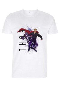 Bílé tričko s ilustrací Thora v černém a fialovém obleku s červeným pláštěm, s textem napsaným tučně "THOR".